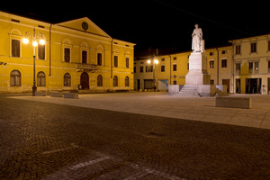 Piazza Cornelio Nepote in notturna
