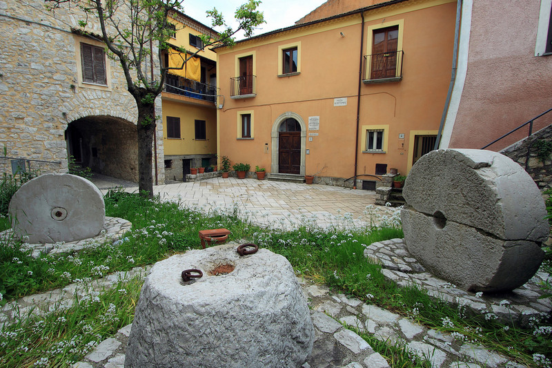 ''La Piazzetta e gli antichi attrezzi'' - Campodimele