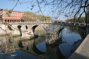 Ponte Sisto si specchia