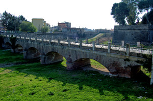 ponte sul fossato del Castello di Capua