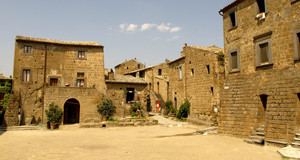 CIVITA DI BAGNOREGIO-Piazza Principale