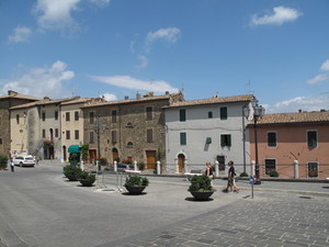 Una piazza di Montalcino.