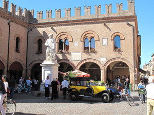La piazza dedicata al Guercino.
