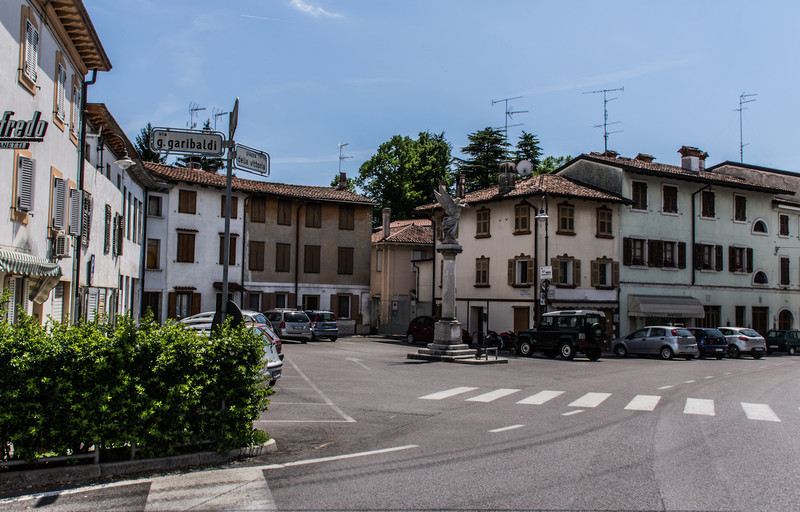 ''La piazza sotto il sole'' - Sagrado