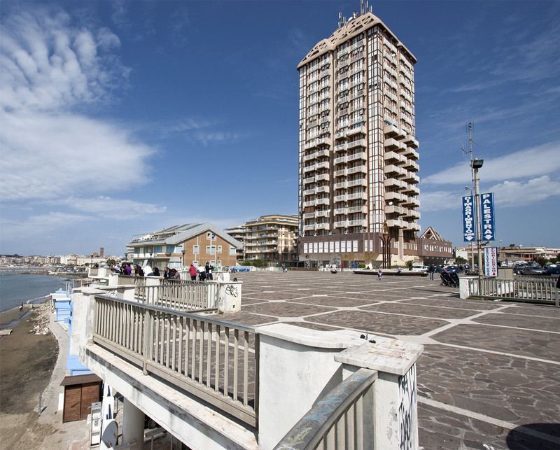 ''La piazza e il grattacielo'' - Nettuno