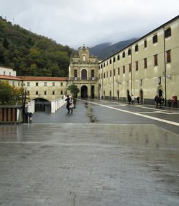 Paola (CS), Largo San Francesco, il piazzale del Santuario 2