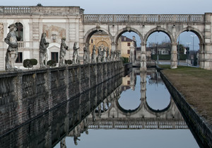 Un ponte tra la Villa e la piazza