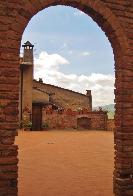 ''Piazza Branca nel borgo medievale di Certaldo Alto (FI)'' - Certaldo