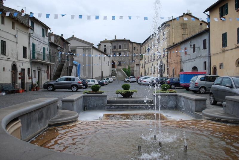 ''Piazza della Rocca molto bella ma senza auto!!!!'' - Capodimonte
