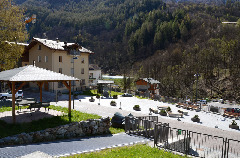 ''Una piazza alle porte del paese'' - Lanzada