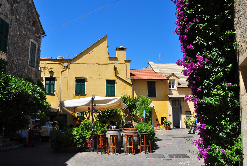 ''Piazza Santa Caterina: allegra entrata al Castello'' - Cervo