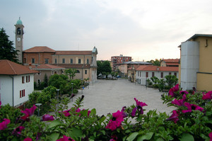 La piazza principale del paese delle ciliege