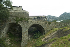 Bard (AO): uno dei ponti della salita al forte.