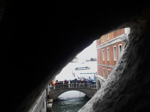 Venezia bella mia, l’ angolo del ponte.. con vista al ponte…