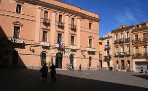 Piazza Municipio in chiaroscuro