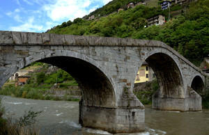 Un ponte in pietra a dorso di mulo