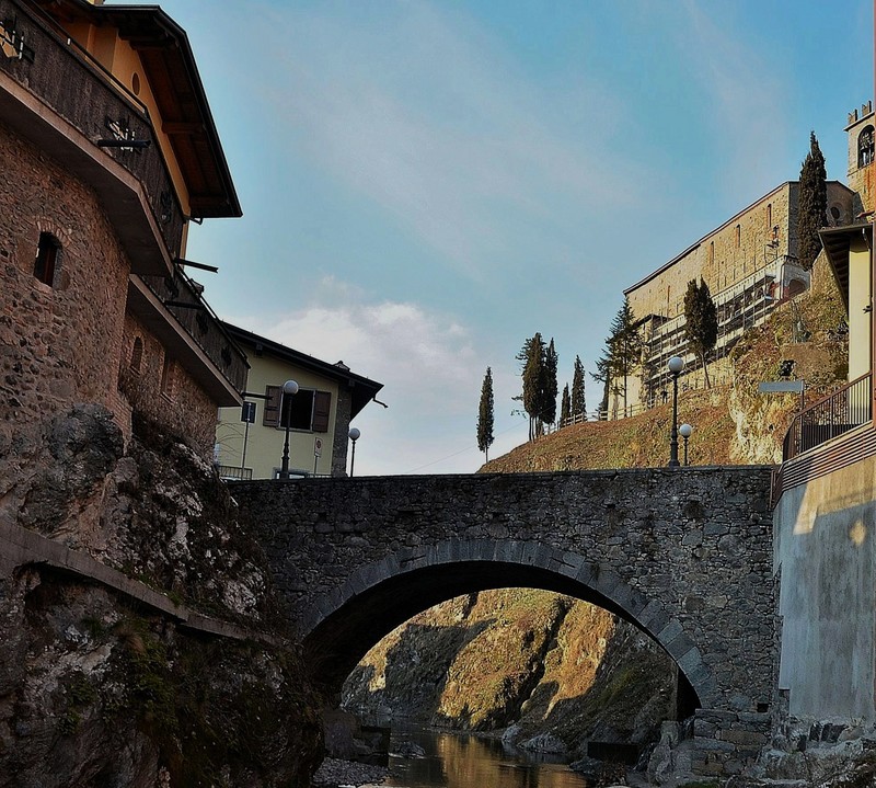 ''Le antiche abitazioni, il ponte e la rocca'' - Sabbio Chiese