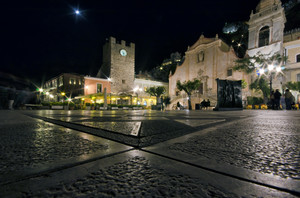 piazza IX Aprile by night
