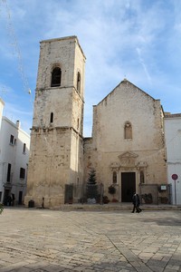 La chiesa di S. Maria Assunta domina la piccola piazza Vittorio Emanuele