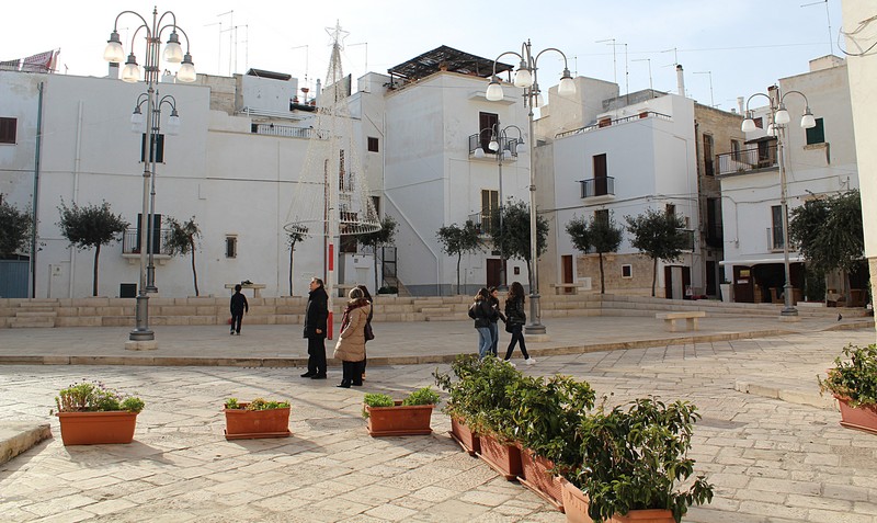 ''Passeggiata in piazza in un pomeriggio d’inverno'' - Polignano a Mare