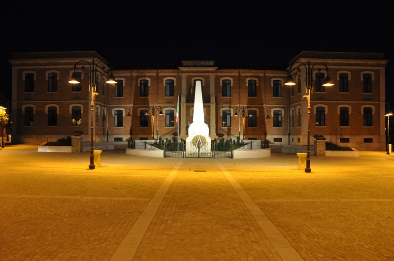 ''Serata in Piazza Municipio con l’edificio scolastico ed il Monumento ai caduti'' - Casalnuovo Monterotaro