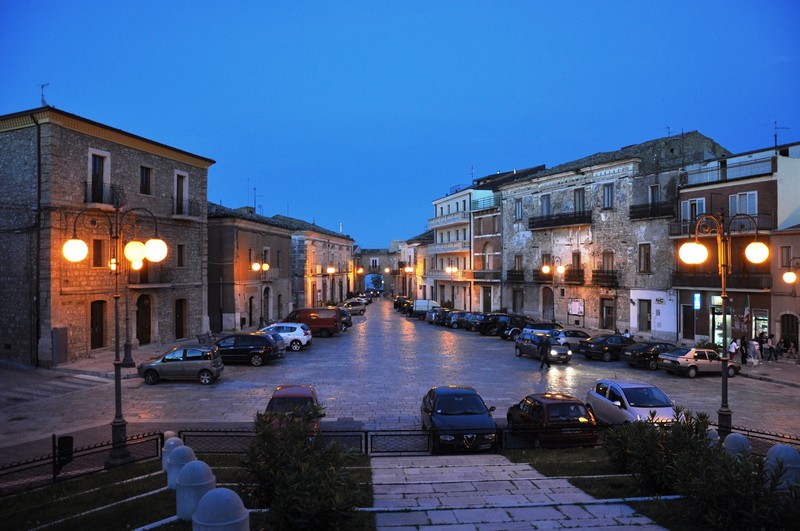 ''Piazza Plebiscito sul far della sera'' - Castelnuovo della Daunia