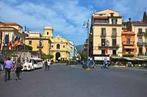Sosta in piazza per il piccolo trenino bianco