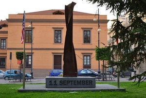 Monumento all’11 settembre eretto in Piazza Bartolo Longo
