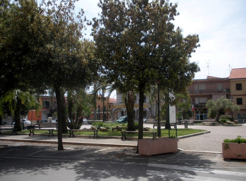 ''La tranquillissima Piazza del Popolo, ore 13'' - Ardea