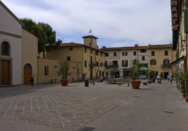 ''L’ uomo col berretto bianco (Chi sarà mai?)'' - Campi Bisenzio