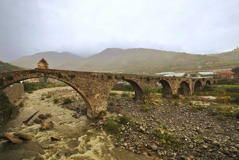 ''” Piove sul lungo ponte “'' - Taggia