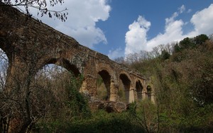 Ponte romano tenuto malissimo