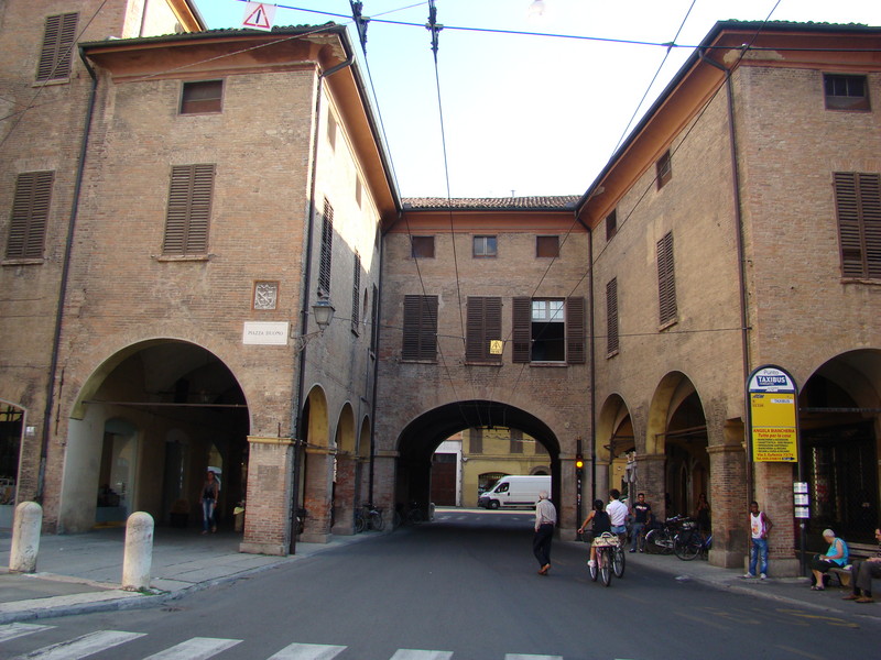 ''Fra i portici di Piazza Duomo'' - Modena
