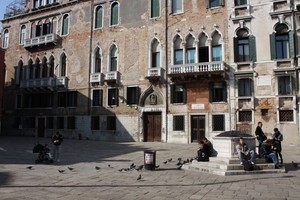 Il palazzo, il pozzo, i colombi e le persone