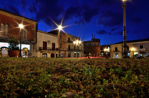 Cresce l’erba sulla piazza