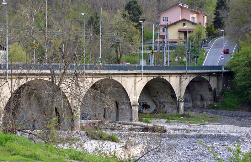 ''Quattro archi, cinque luci e una panda concerto … per strada'' - Casella