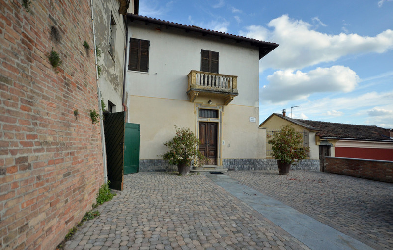 ''La piazza con la piccola casa'' - Montegrosso d'Asti