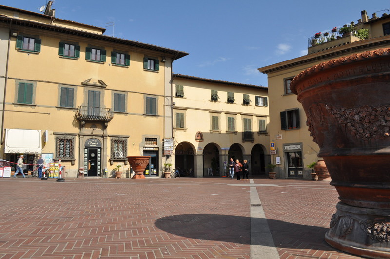 ''“Da Montelupo si vede Capraia,Dio fa le coppie e poi le appaia.”'' - Montelupo Fiorentino