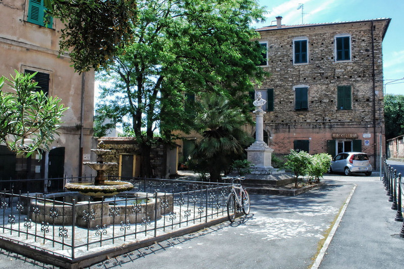 ''una piazzetta tranquilla'' - Dolcedo