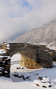 Un antico arco di pietra  nella neve