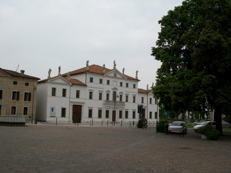 ''Piazza Duomo con vista su Palazzo Menegozzi'' - Aviano
