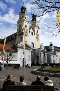 Sulla panchina in piazza