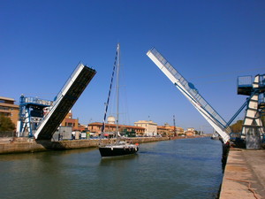 Il ponte si apre e passa la barca di Silvia. Per Te,sempre col vento in poppa!