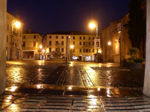 Sotto il portico tira vento