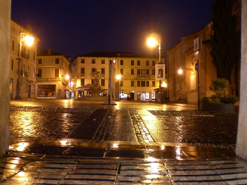 ''Sotto il portico tira vento'' - Bassano del Grappa