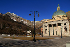 Le montagne intorno ad una piazza