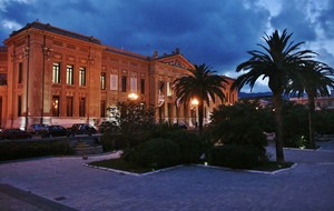 Piazza municipio al crepuscolo