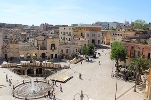 La piazza dal Palazzo dell’Annunziata