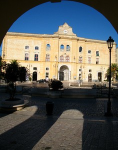 Il Palazzo dell’Annunziata domina la piazza