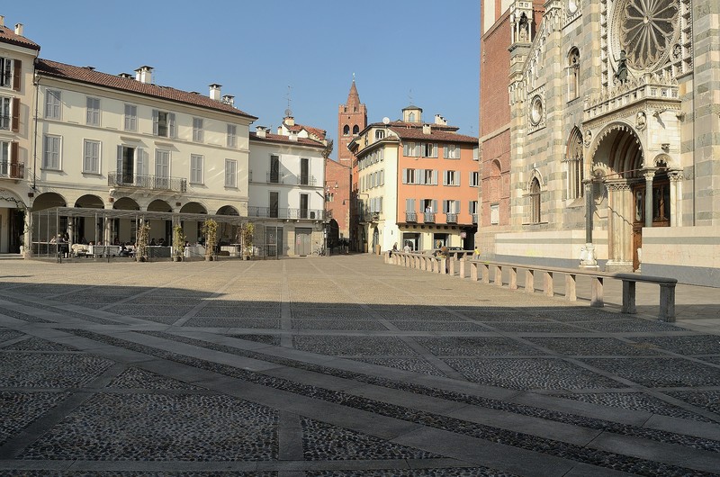 ''Sullo sfondo l’Arengario'' - Monza